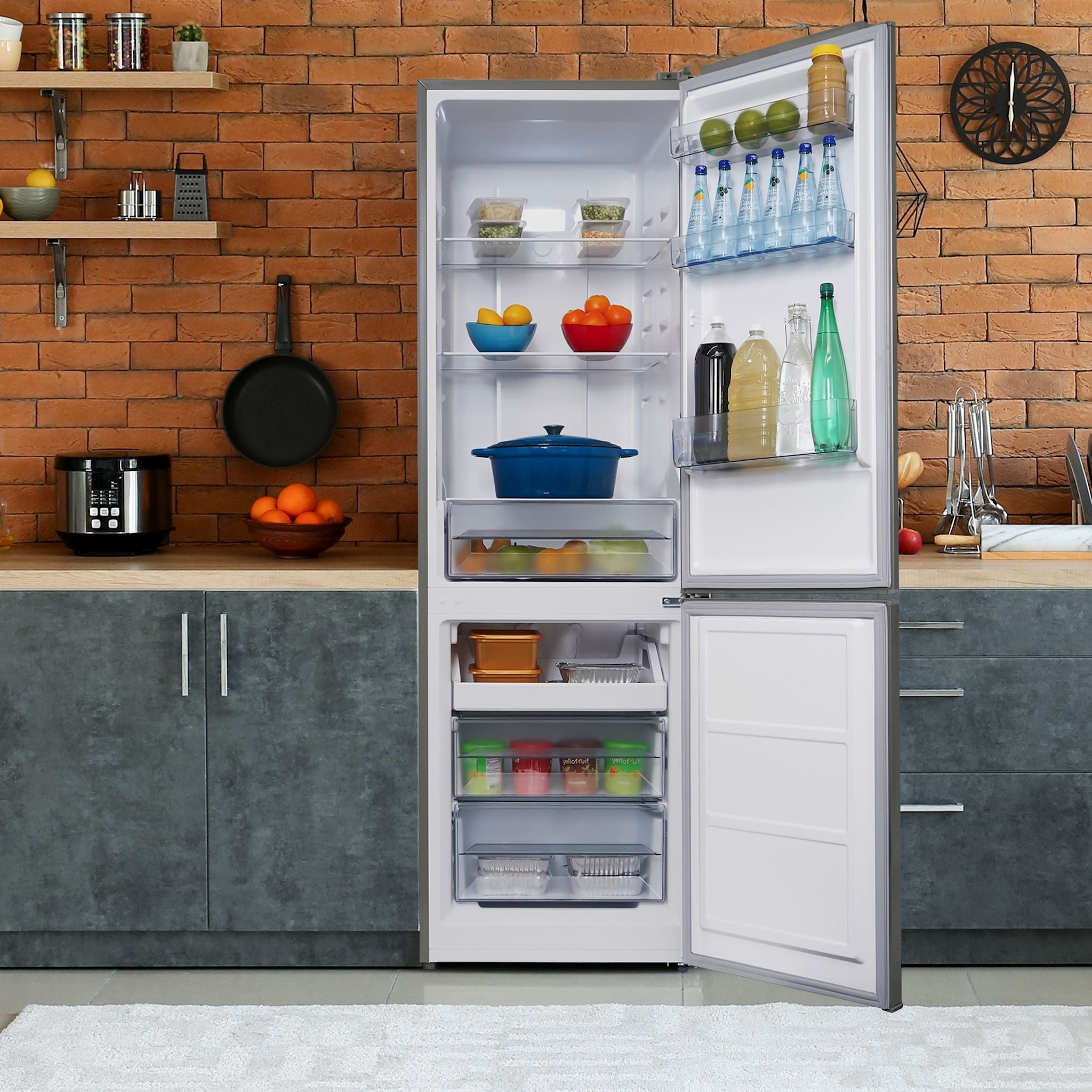 Réfrigérateur à congélateur inférieur Danby (DBMF100B1SLDB) - Aspect inox