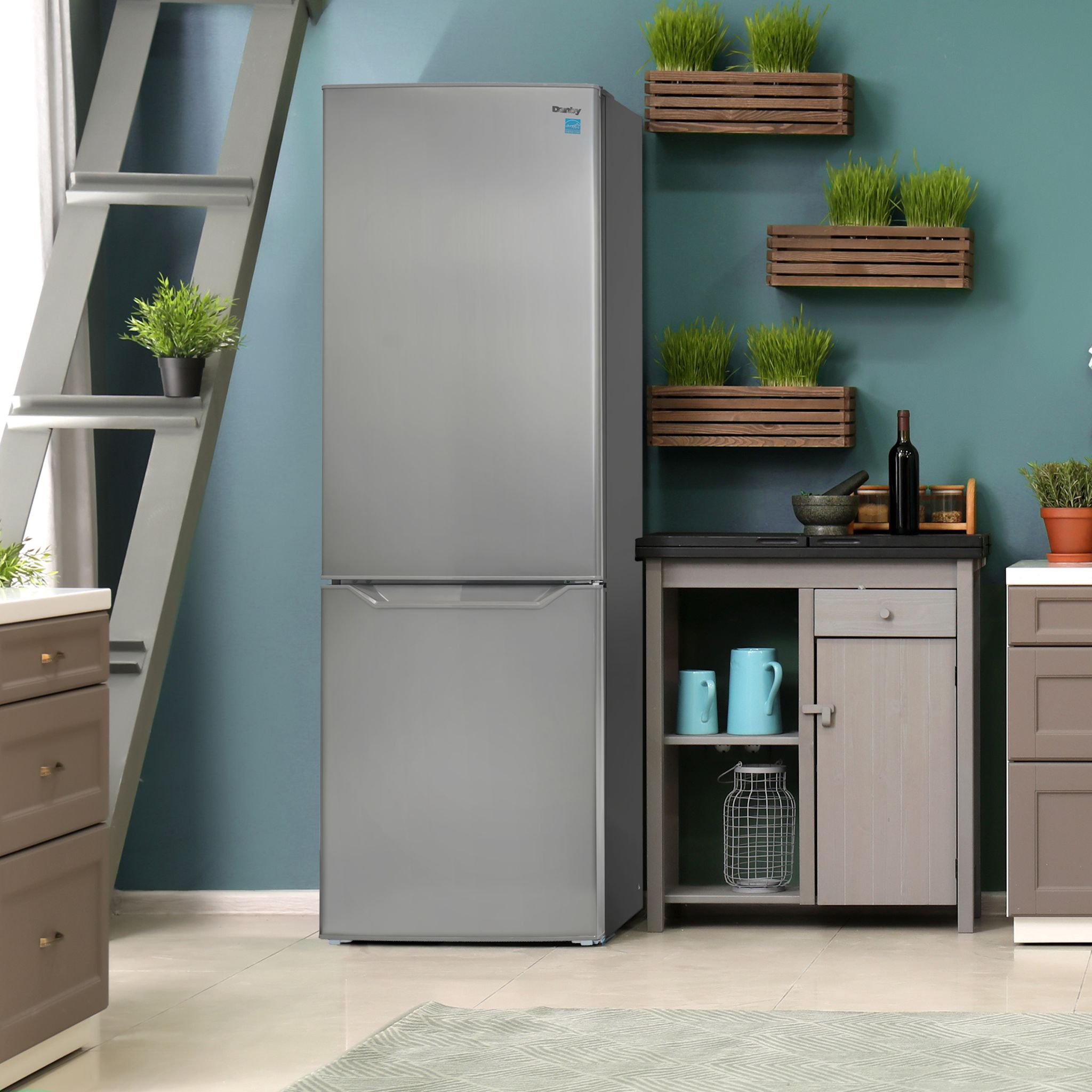 Réfrigérateur à congélateur inférieur Danby (DBMF100B1SLDB) - Aspect inox
